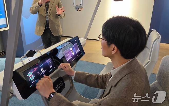 삼성전자·하만 관계자가 스마트 운전석에 앉아 각종 기능을 시연하고 있다. 2026. 4. 8/뉴스1 황진중 기자