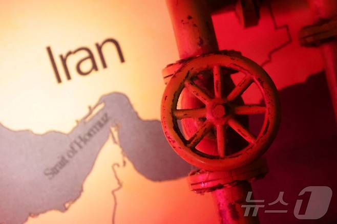 호르무즈 해협과 이란의 모습을 보여주는 지도, 앞의 송유관은 3D프린트로 만든 것이다. 미국의 이란 핵시설 폭격으로 이란이 호르무즈 해협에서 선박을 공격하거나 해협을 봉쇄하거나 에너지 인프라를 공격하는 방식으로 보복할 위험이 커졌다.2025.06.22. ⓒ 로이터=뉴스1