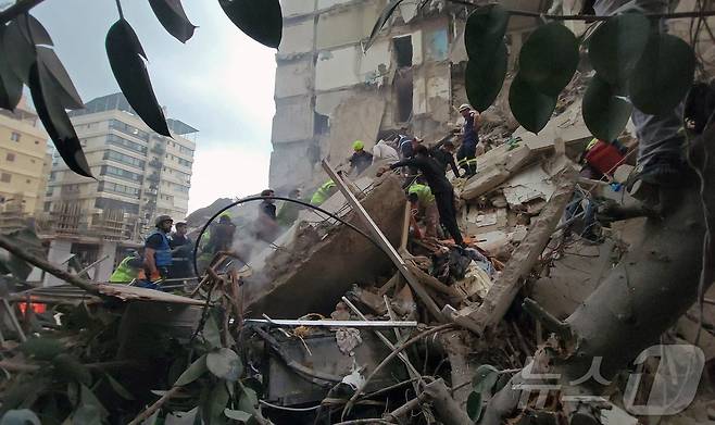 8일(현지시간) 레바논 베이루트 탈레트 알-카이야트 지구의 이스라엘의 공습 현장에 구조대원과 주민들이 모여 있다. 레바논 보건부에 따르면 이날 하루 동안 레바논에서 최소 112명이 숨지고 837명이 다쳤다. 2026.04.08. ⓒ AFP=뉴스1