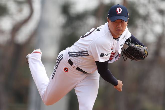 두산 이영하가 14일 이천 베어스파크에서 열린 2026 KBO리그 시범경기 삼성전에서 역투하고 있다. 사진 | 두산 베어스