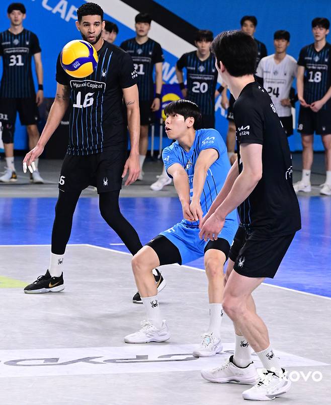 현대캐피탈 박경민(가운데). 사진 | 한국배구연맹