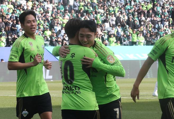 지난달 1일 전주월드컵경기장에서 열린 하나은행 K리그1 2026 1라운드 전북 현대와 부천 FC의 경기. 후반전 전북 이동준이 골을 넣은 뒤 세리머니하고 있다. 사진 | 연합뉴스