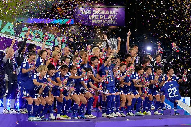 The Japanese team celebrate with the trophy after winning the Women's Asian Cup soccer final between Japan and Australia in Sydney, Saturday, March 21, 2026. (AP Photo/Rick Rycroft)







<저작권자(c) 연합뉴스, 무단 전재-재배포, AI 학습 및 활용 금지>