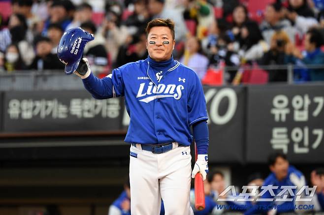 광주 기아챔피언스필드를 찾은 삼성 최형우가 타석에 들어서며 KIA 팬들에게 인사를 건네고 있다. 광주=박재만 기자 pjm@sportschosun.com