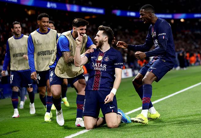 epaselect epa12876173 Khvicha Kvaratskhelia (C) of PSG celebrates with teammates after scoring his team's second goal during the UEFA Champions League quarter-finals, 1st leg match between Paris Saint-Germain FC and Liverpool FC in Paris, France, 08 April 2026.  EPA/TERESA SUAREZ







<저작권자(c) 연합뉴스, 무단 전재-재배포, AI 학습 및 활용 금지>