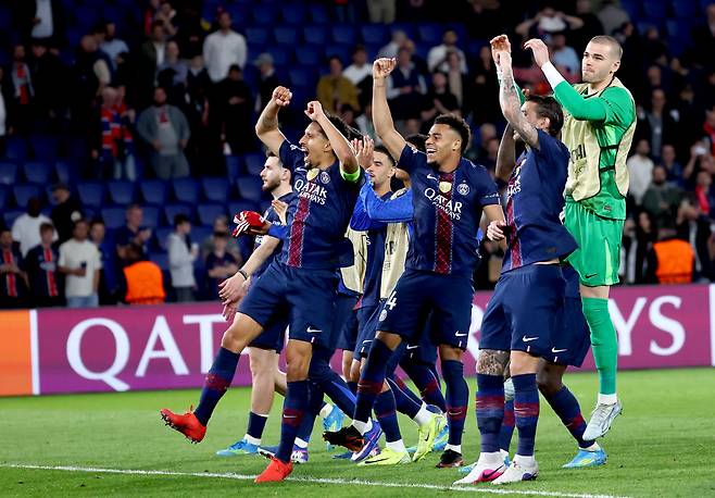 epa12876261 PSG players celebrate towards their fans after the UEFA Champions League quarter-finals, 1st leg match between Paris Saint-Germain FC and Liverpool FC in Paris, France, 08 April 2026. PSG won 2-0.  EPA/CHRISTOPHE PETIT TESSON







<저작권자(c) 연합뉴스, 무단 전재-재배포, AI 학습 및 활용 금지>