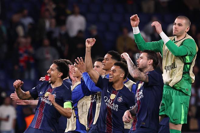 PSG's players celebrate after winning the UEFA Champions League quarter-final first leg football match between Paris Saint-Germain (PSG) and Liverpool FC at the Parc des Princes stadium in Paris on April 8, 2026. (Photo by FRANCK FIFE / AFP)
<저작권자(c) 연합뉴스, 무단 전재-재배포, AI 학습 및 활용 금지>