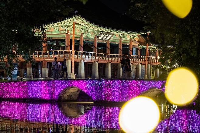◇남원의 광한루원은 낮보다 밤이 더욱 아름다운 곳이다. 시각적인 요소가 춘향과 몽룡의 사랑이야기에 몰입감을 더한다. 사진제공=지엔씨21
