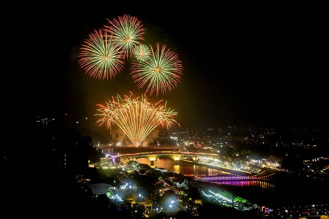 ◇춘향제가 열리는 기간 남원은 한마디로 온 동네가 축제다. 저녁에 되면 불꽃놀이를 비롯해 곳곳에 청사초롱이 반짝이며 새로운 느낌을 전달한다. 사진제공=남원시