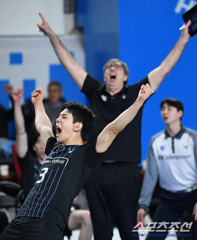 8일 천안 유관순체육관에서 열린 배구 V리그 남자부 챔피언결정전 4차전 현대캐피탈과 대한항공의 경기. 짜릿한 득점에 환호하는 현대캐피탈 황승빈과 블랑 감독. 천안=송정헌 기자songs@sportschosun.com/2026.04.08/