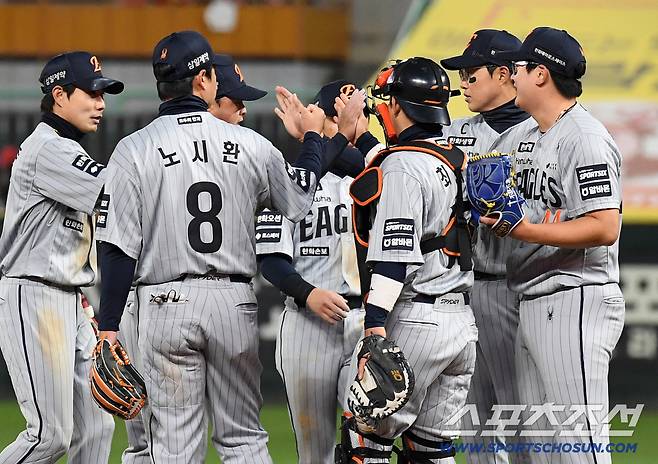 7일 인천 SSG랜더스필드에서 열린 SSG와 한화의 경기. 한화가 SSG에 승리했다. 승리의 기쁨을 나누고 있는 한화 선수들. 인천=송정헌 기자songs@sportschosun.com/2026.04.07/