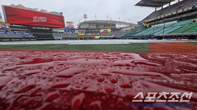 9일 인천 SSG랜더스필드에서 열리는 SSG와 한화의 경기. 비가 내리고 있는 랜더스필드. 인천=송정헌 기자songs@sportschosun.com/2026.04.09/