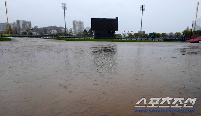 9일 광주 기아챔피언스필드에서 열릴 예정인 KIA와 삼성의 경기를 앞두고 비가 내리고 있다. 광주=박재만 기자 pjm@sportschosun.com/2026.04.09/