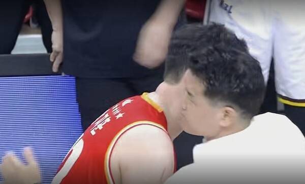 은퇴하는 함지훈에게 존중을 표하기 위해 작전타임을 부른 조상현 창원 LG 감독. ⓒTVING