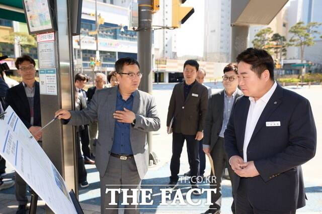 오세현 아산시장이 배방읍 세교리 이순신초·고등학교 현장을 점검하고 있는 모습. /아산시