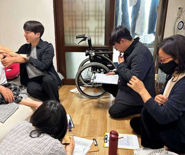 강남구는 '의료돌봄센터'를 가동해 퇴원환자에게 방문형 의료·재활·복지 서비스를 제공하며 돌봄 공백 해소에 나섰다. 사진은 지난달 27일 방문한 현장 모습. /강남구