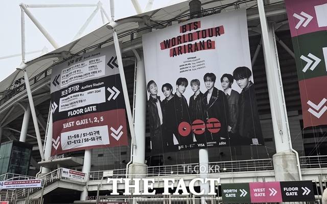 9일 '오승혁의 '현장''은 이날 저녁 7시 그룹 BTS가 아미(ARMY·팬덤명)들과 만나는 고양종합운동장을 찾았다. 무대가 열릴 때까지 8시간 30분이 남은 시간에 도착했지만 이미 현장에서는 수천명의 팬들이 부지런히 발걸음을 움직이는 중이었다. /고양종합운동장=오승혁 기자