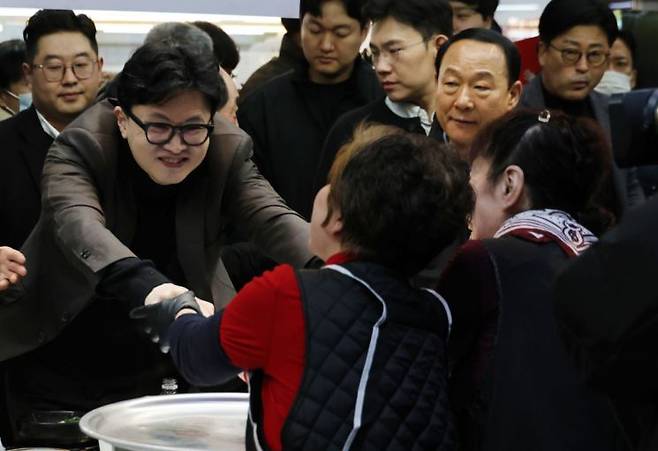 한동훈 전 국민의힘 대표가 지난 3월7일 부산 북구 구포시장의 한 국밥집을 찾아 상인과 인사하고 있다. 연합뉴스