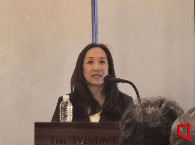 타미 바우믹 로블록스 시민의식·파트너십 부사장이 9일 서울 웨스틴조선에서 열린 미디어 브리핑에서 디지털 시민의식과 안전 강화를 위한 노력에 대해 발표하고 있다. 노경조 기자