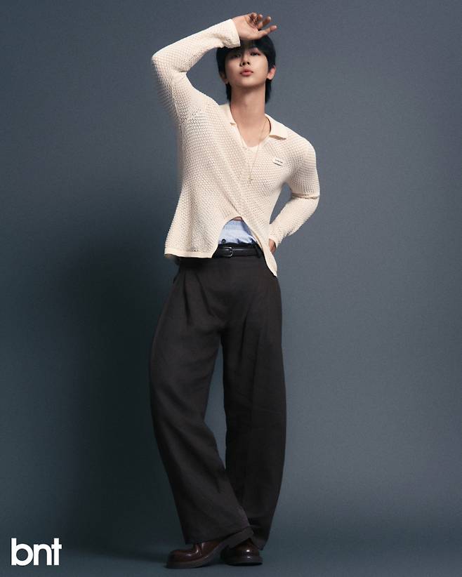 팬츠는 ZAGAE, 슈즈는 MARGIN 제품.