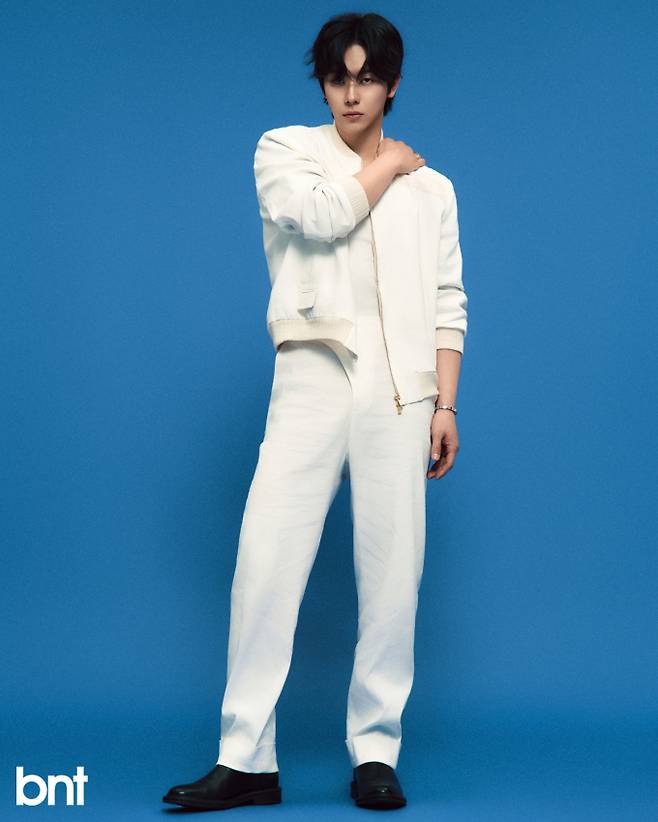 아우터, 팬츠는 ZAGAE, 슈즈는 AMBLE, 브레이슬릿은 NOMINATION 제품.