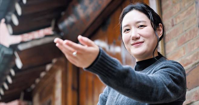 오는 23일 서울 국립국악원에서 적벽가 완창 공연 ‘적적성성’(주관사 아트스퀘어 위아)을 여는 최민정 명창. 그는 “적벽가는 남장을 하거나 도포를 입고 공연하지만, 이번엔 여성 한복 차림으로 ‘나만의 소리’를 선보일 것”이라고 했다. /장경식 기자