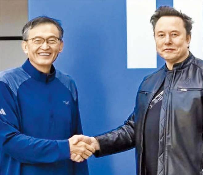 지난 7일 인텔이 엑스(X) 공식 계정에 올린 사진. 지난 주말 회동한 립부 탄 인텔 최고경영자(CEO)와 일론 머스크(오른쪽) 테슬라 CEO가 악수하고 있다. /인텔 엑스(X)
