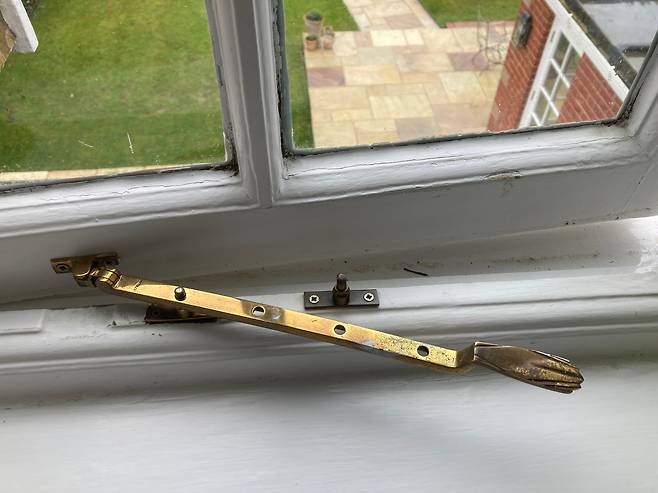 영국의 오래된 집에 달려있는 나무창틀로 된 홑겹 창문./팀 알퍼