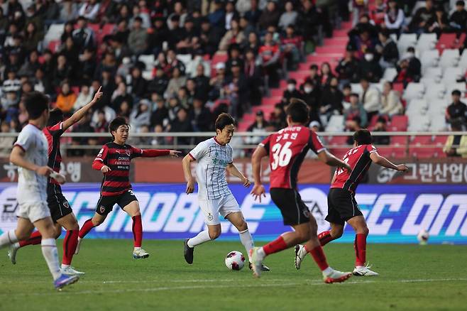 4일 포항스틸야드에서 열린 포항 스틸러스와 대전하나시티즌 경기에서 양 팀 선수들이 공을 다투고 있다. 대전하나시티즌 제공