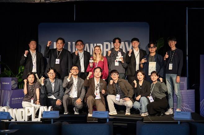 이석근 에브리심 대표가 미국 실리콘밸리에 위치한 세계 최대 규모 스타트업 액셀러레이터 플러그앤플레이에서 관계자들과 기념사진을 찍고 있다. 에브리심 제공