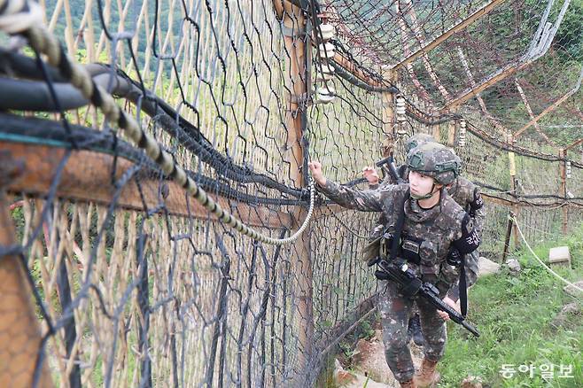 최전방 경계초소(GOP) 근무자가 철책을 순찰하고 있다. 안규백 국방부 장관은 7일 GOP 경계병력을 현 2만2000여 명에서 2040년경 6000여 명 수준으로 감축 하겠다고 밝혔다. 동아일보DB