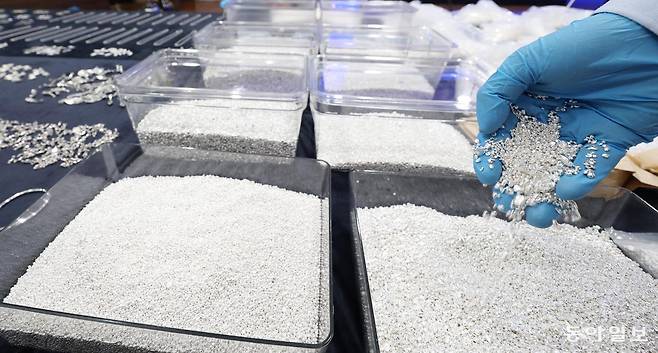 관세청 관계자가 8일 인천공항세관에서 순도 99.9% 이상의 은 알갱이인 실버 그래뉼을 들어 보이고 있다. 관세청은 최근 30회에 걸쳐 총 567kg(시가 34억 원) 상당의 은을 국내로 밀수한 일당 9명을 검거했다고 밝혔다.
인천=신원건 기자 laputa@donga.com