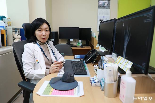 박지선 인하대병원 소아청소년과 교수가 어린이들이 흔히 겪는 ‘성장호르몬 결핍증’ 치료에 관해 설명하고 있다. 인하대병원 제공