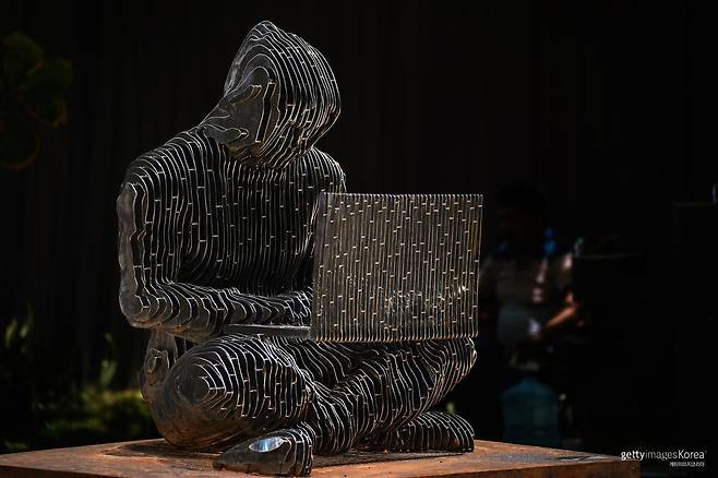 비트코인의 고안자로 알려진 가공의 인물, 사토시 나카모토의 동상이 서 있다. 사진=게티이미지