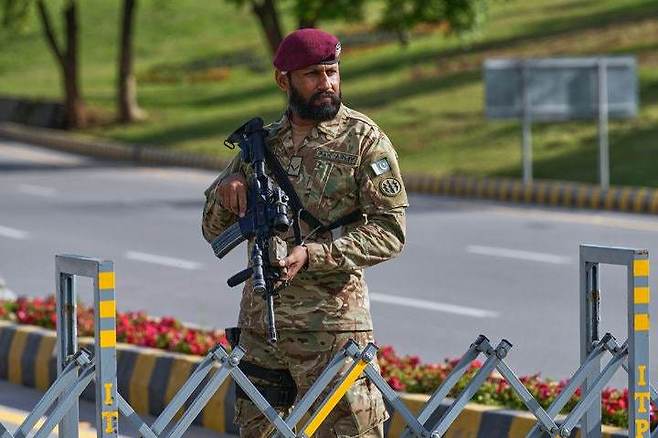 9일(현지 시간) 파키스탄 이슬라마바드 외교부 인근 검문소에서 미국과 이란의 협상을 앞두고 군 특공대 대원이 경계를 서고 있다. 미국과 이란은 파키스탄의 중재로 11일 종전 협상을 앞두고 있다. 2026.04.09. AP뉴시스
