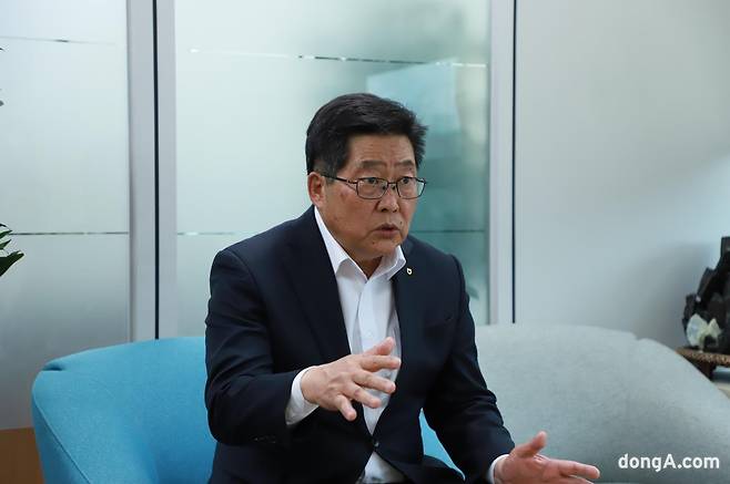 백성익 농협법 개정 대응 비상대책위원장이 9일 서울 중구 농협 본관에서 취재진과 인터뷰를 진행하고 있다. 정진수 기자
