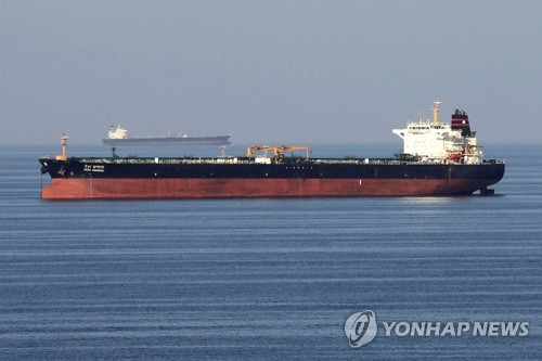호르무즈 해협 통과하는 유조선 [로이터=연합뉴스]