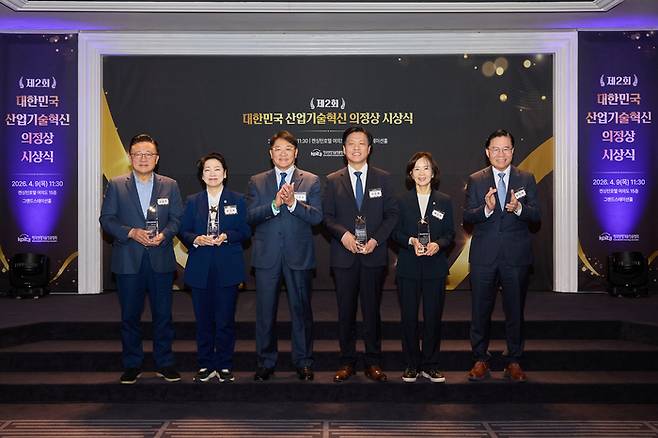 산업기술혁신 의정상 시상식 모습. 사진 왼쪽부터 고동진 의원, 황정아 의원, 구자균 산기협 회장, 조승래 의원, 최수진 의원, 류석현 기계연 원장(산업기술혁신 의정상 추진위원장)