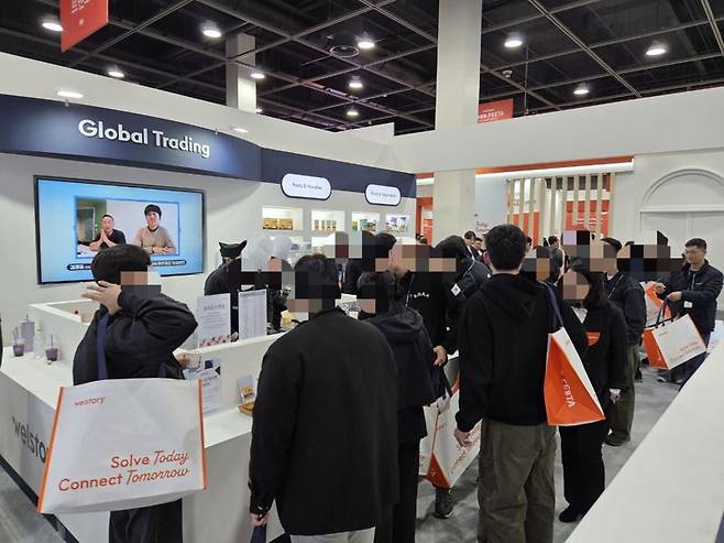 8일 서울 서초구 aT센터에서 열린 삼성웰스토리 '2026 푸드페스타' 식품R&D관이 관람객들로 북적이고 있다. 사진=박경호 기자