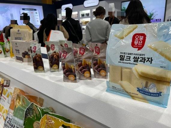 삼성웰스토리가 위탁생산(OEM)하는 제품들이 행사장에 전시돼 있다. 사진=박경호 기자