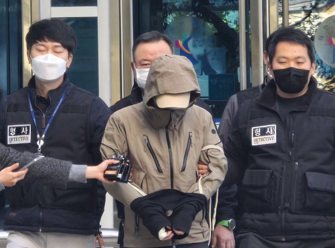 지난해 10월 28일 오전 서울 강북구 수유동의 한 식당에서 흉기를 휘둘러 1명을 숨지게 한 50대 남성(가운데)이 구속 전 피의자 심문(영장실질심사)을 마친 뒤 서울북부지법을 나서고 있다. 사진=서지윤 기자