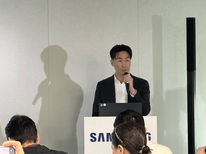 이일환 삼성전자 MX사업부 디자인팀장이 9일 서울 중구 삼성전자 기자실에서 갤럭시 S26·버즈4 시리즈 디자인 브리핑을 열고 발표를 진행하고 있다. 사진=최혜림 기자