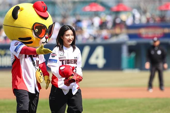지난해 프로야구 KIA 타이거즈 홈 개막 시리즈 시구자로 나선 쇼트트랙 김길리.KIA 타이거즈 제공