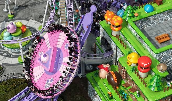 기존 놀이시설을 리뉴얼한 '자이로스핀'. 핑크빛 원형판 한가운데 메이플스토리 최고 인기 캐릭터인 '핑크빈'이 보인다.