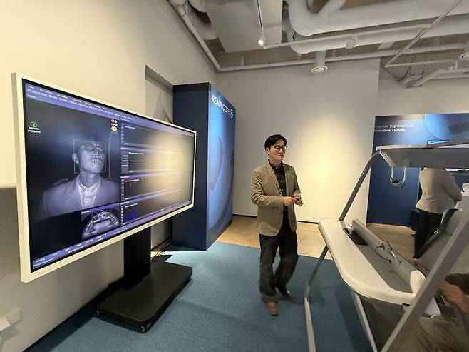 지난 8일 서울 강남 프로젝트 스페이스 라인에서 진행된 '하만 익스플로어 코리아 2026' 행사에서 삼성전자 관계자가 운전자의 안전을 지키는 '하만 레디 어웨어' 솔루션을 시연하고 있다. 사진=임수빈 기자