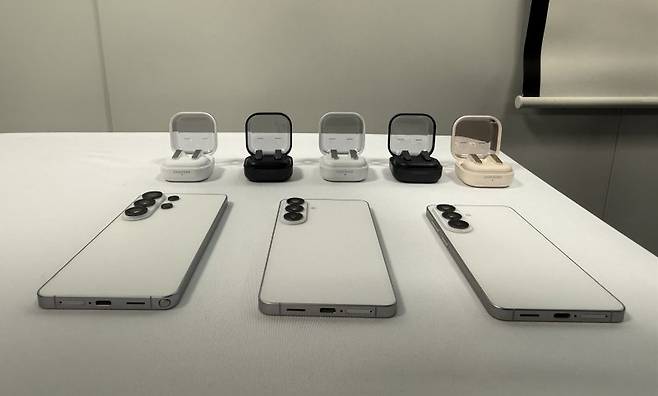 곡률 모서리가 적용된 갤럭시 S26 시리즈와 메탈 블레이드가 도입된 갤럭시 버즈4 시리즈. 사진=최혜림 기자