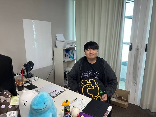 모노웨이브 굿즈를 안고 있는 임권영 대표