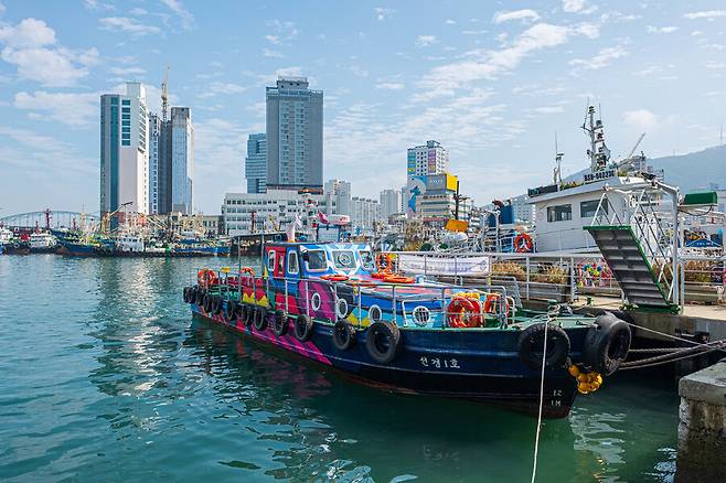 부산 영도 지역은 생경한 풍경을 연출하며 부산 대표 여행지로 떠오르고 있다. 최갑수 제공