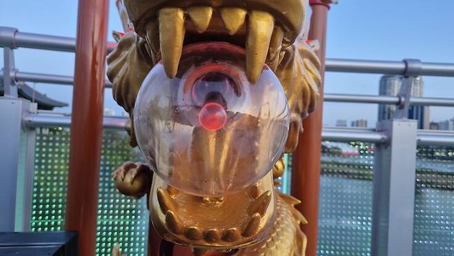 지난 8일 저녁 울산 태화루 스카이워크에 설치된 황룡 조형물의 여의주를 형상화한 플라스마 전구. 주성미 기자