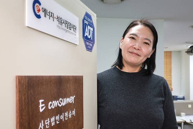 이서혜 석유시장 감시단 대표가 8일 오후 서울 서초구 사무실에서 한겨레와 인터뷰하고 있다. 정용일 선임기자 yongil@hani.co.kr